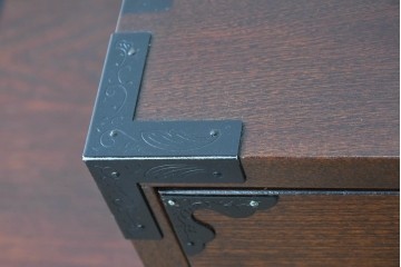 中古　美品　駿河随一　重厚な金具が映える階段箪笥　定価約48万円　(R-087032)