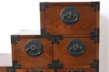 中古　美品　駿河随一　重厚な金具が映える階段箪笥　定価約48万円　(R-087032)