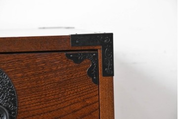 中古　美品　駿河随一　重厚な金具が映える階段箪笥　定価約48万円　(R-087032)