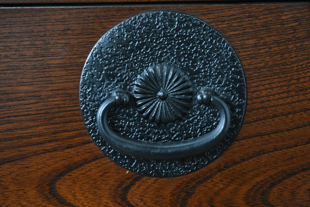 中古　美品　駿河随一　重厚な金具が映える階段箪笥　定価約48万円　(R-087032)