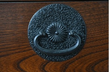 中古　美品　駿河随一　重厚な金具が映える階段箪笥　定価約48万円　(R-087032)