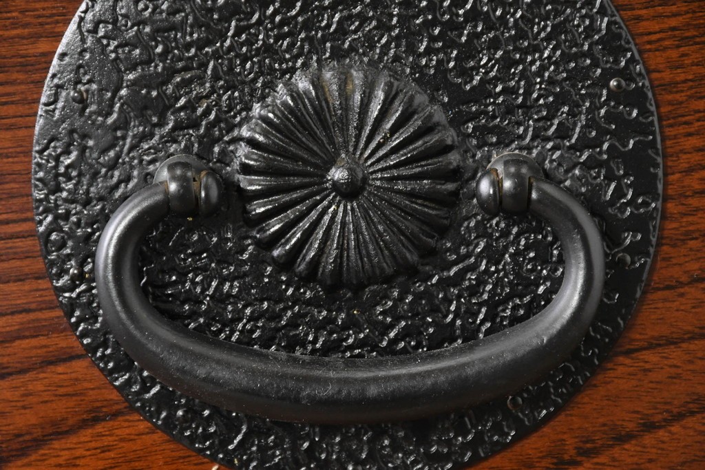 中古　美品　駿河随一　重厚な金具が映える階段箪笥　定価約48万円　(R-087032)