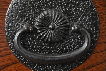 中古　美品　駿河随一　重厚な金具が映える階段箪笥　定価約48万円　(R-087032)