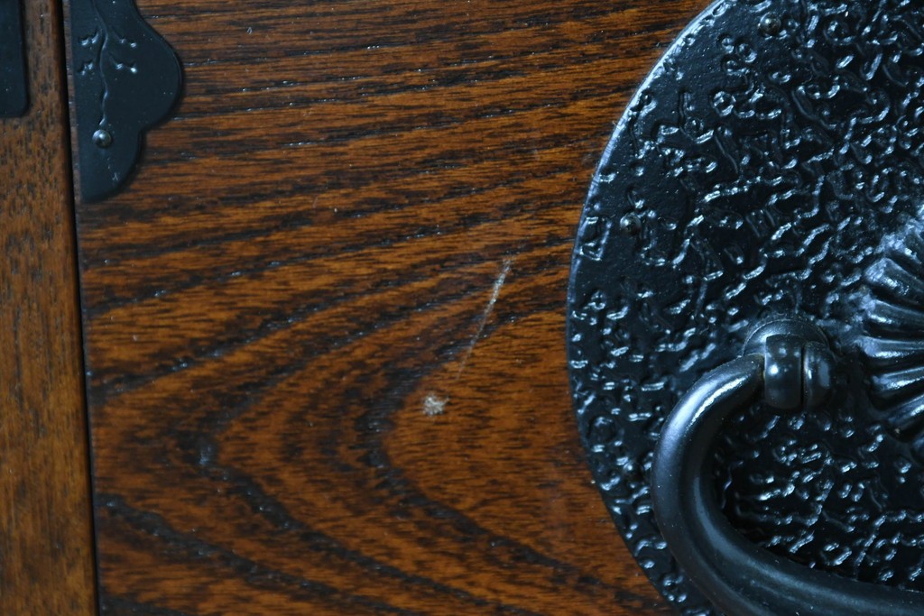 中古　美品　駿河随一　重厚な金具が映える階段箪笥　定価約48万円　(R-087032)