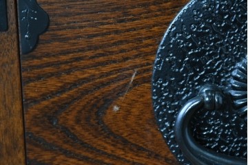 中古　美品　駿河随一　重厚な金具が映える階段箪笥　定価約48万円　(R-087032)