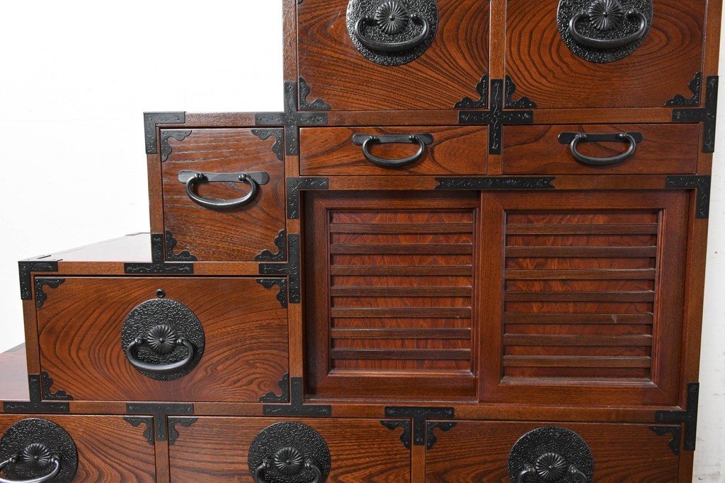 中古　美品　駿河随一　重厚な金具が映える階段箪笥　定価約48万円　(R-087032)