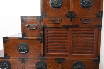 中古　美品　駿河随一　重厚な金具が映える階段箪笥　定価約48万円　(R-087032)