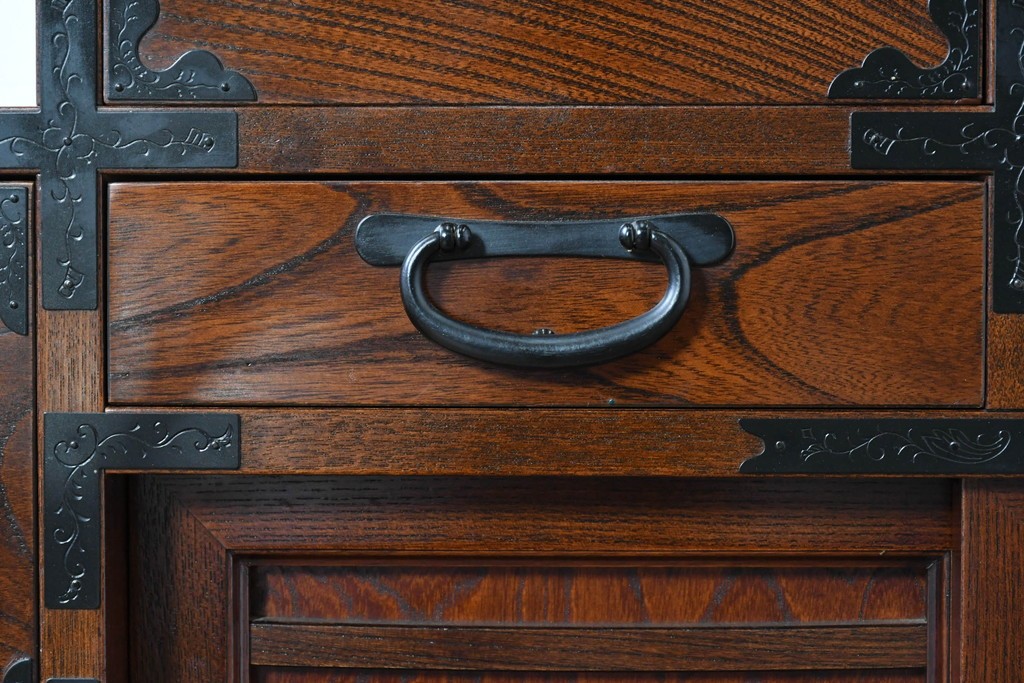 中古　美品　駿河随一　重厚な金具が映える階段箪笥　定価約48万円　(R-087032)