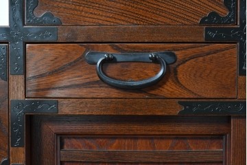 中古　美品　駿河随一　重厚な金具が映える階段箪笥　定価約48万円　(R-087032)