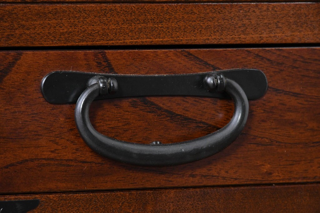 中古　美品　駿河随一　重厚な金具が映える階段箪笥　定価約48万円　(R-087032)