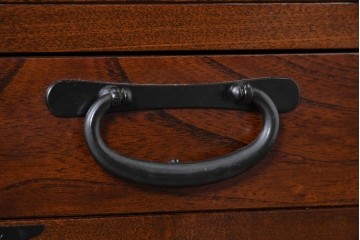 中古　美品　駿河随一　重厚な金具が映える階段箪笥　定価約48万円　(R-087032)