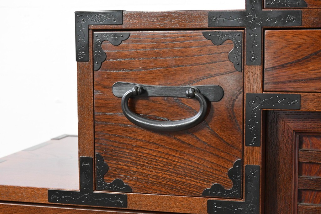 中古　美品　駿河随一　重厚な金具が映える階段箪笥　定価約48万円　(R-087032)