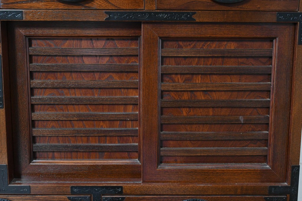 中古　美品　駿河随一　重厚な金具が映える階段箪笥　定価約48万円　(R-087032)