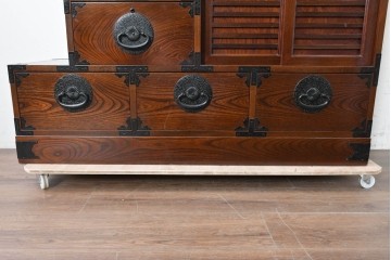 中古　美品　駿河随一　重厚な金具が映える階段箪笥　定価約48万円　(R-087032)