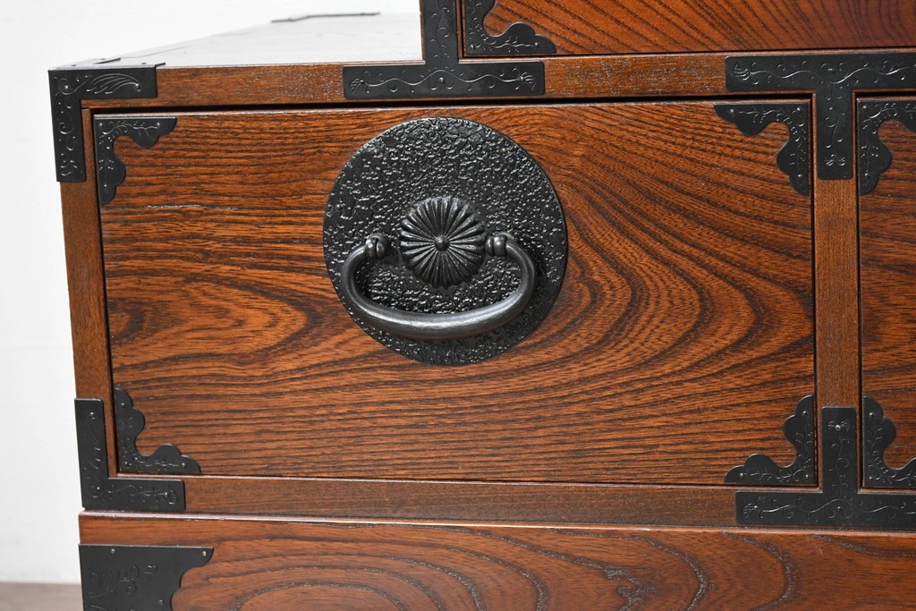 中古　美品　駿河随一　重厚な金具が映える階段箪笥　定価約48万円　(R-087032)