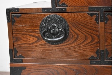 中古　美品　駿河随一　重厚な金具が映える階段箪笥　定価約48万円　(R-087032)