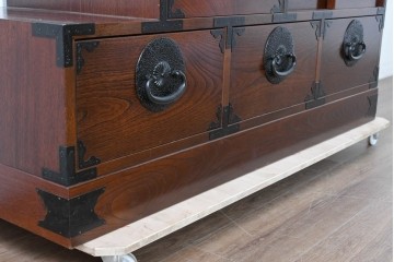 中古　美品　駿河随一　重厚な金具が映える階段箪笥　定価約48万円　(R-087032)