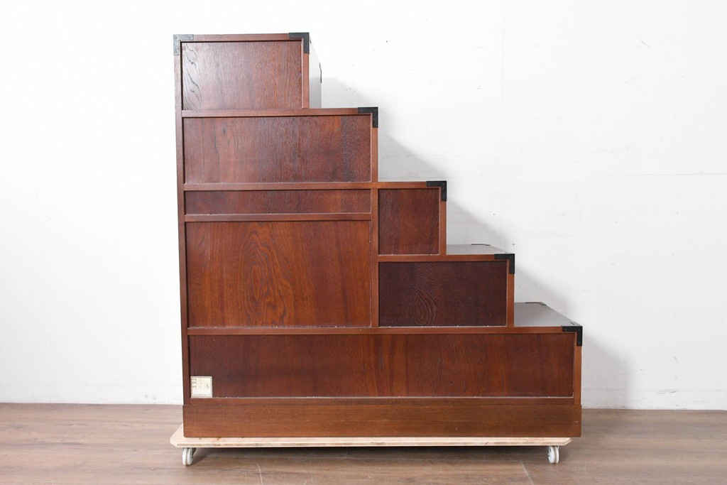 中古　美品　駿河随一　重厚な金具が映える階段箪笥　定価約48万円　(R-087032)