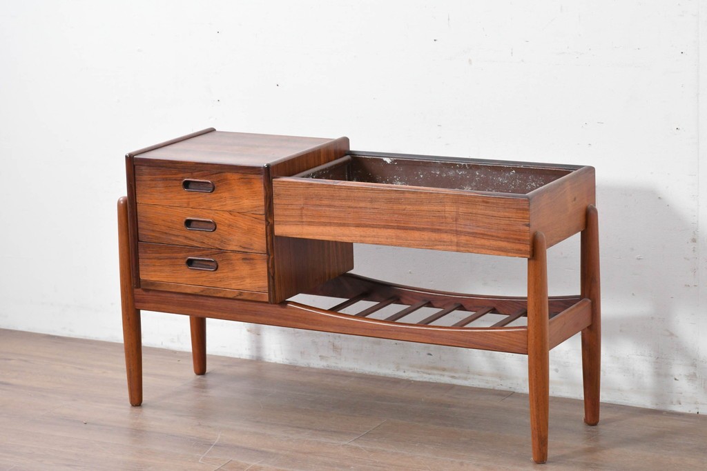 デンマークヴィンテージ　Arne Wahl Iversen(アルネ・ウォール・イヴァーセン)　ローズウッド材　遊び心あるデザインのプランターチェスト　(R-087033)
