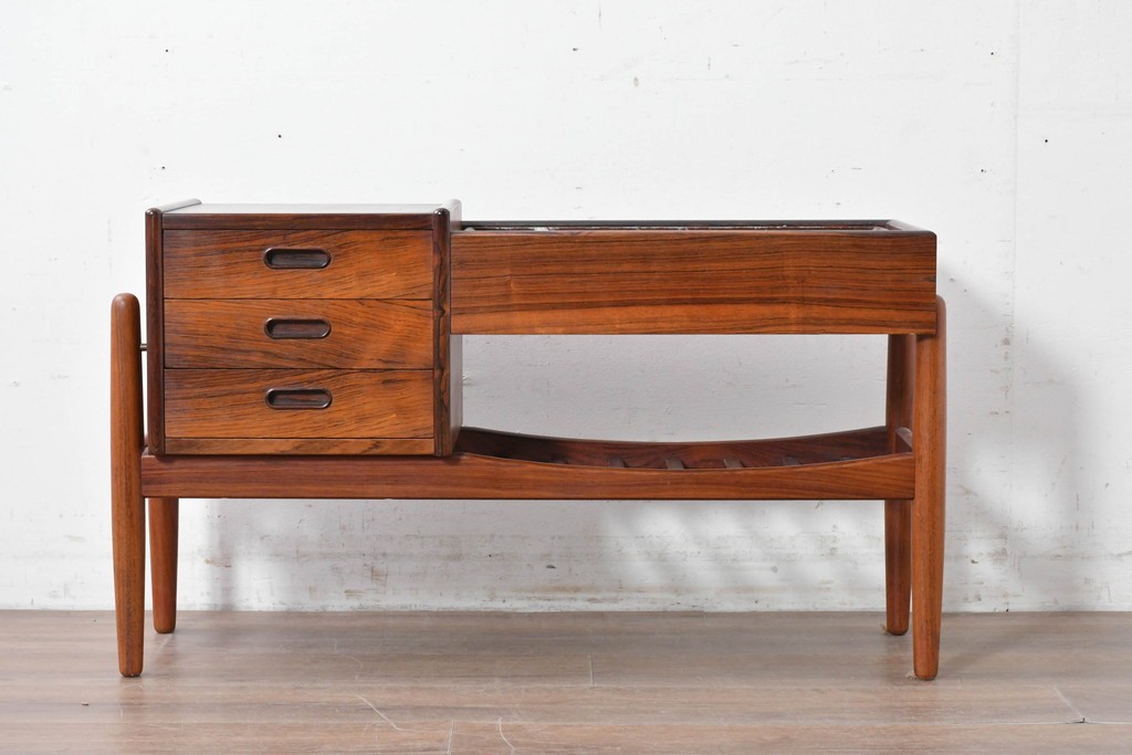 デンマークヴィンテージ　Arne Wahl Iversen(アルネ・ウォール・イヴァーセン)　ローズウッド材　遊び心あるデザインのプランターチェスト　(R-087033)