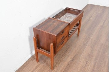 デンマークヴィンテージ　Arne Wahl Iversen(アルネ・ウォール・イヴァーセン)　ローズウッド材　遊び心あるデザインのプランターチェスト　(R-087033)