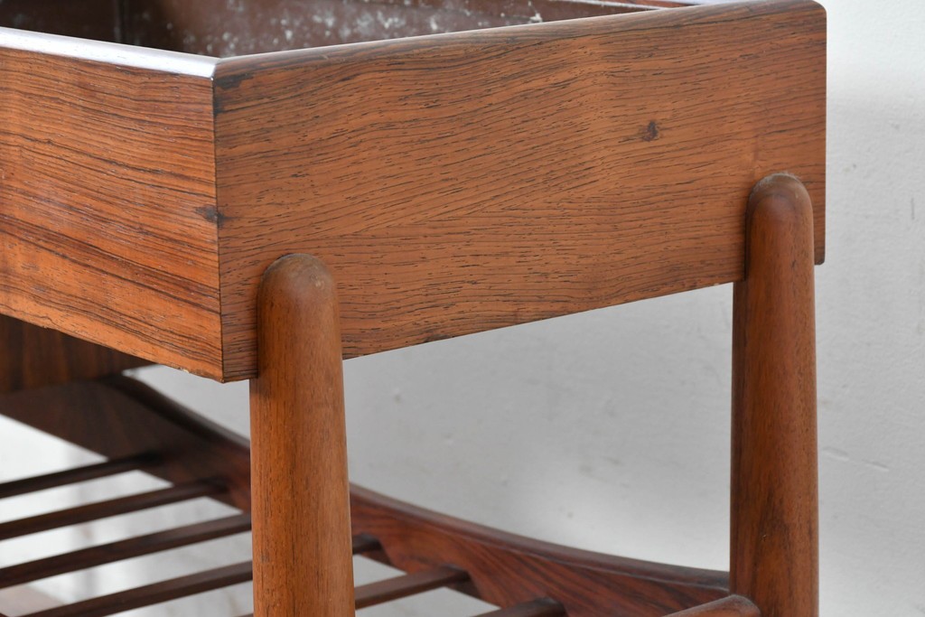 デンマークヴィンテージ　Arne Wahl Iversen(アルネ・ウォール・イヴァーセン)　ローズウッド材　遊び心あるデザインのプランターチェスト　(R-087033)