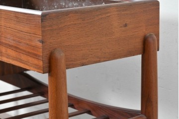 デンマークヴィンテージ　Arne Wahl Iversen(アルネ・ウォール・イヴァーセン)　ローズウッド材　遊び心あるデザインのプランターチェスト　(R-087033)