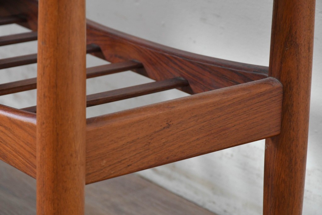 デンマークヴィンテージ　Arne Wahl Iversen(アルネ・ウォール・イヴァーセン)　ローズウッド材　遊び心あるデザインのプランターチェスト　(R-087033)