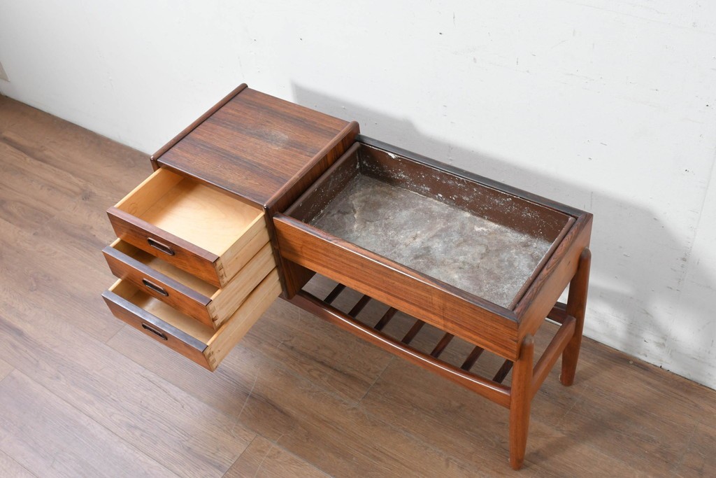 デンマークヴィンテージ　Arne Wahl Iversen(アルネ・ウォール・イヴァーセン)　ローズウッド材　遊び心あるデザインのプランターチェスト　(R-087033)