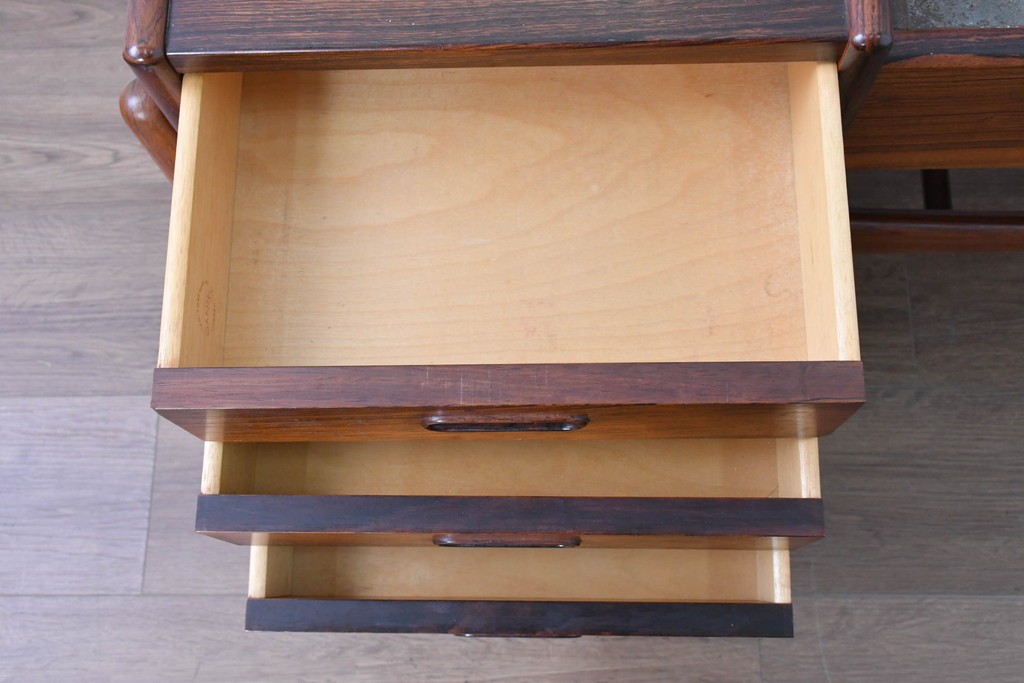 デンマークヴィンテージ　Arne Wahl Iversen(アルネ・ウォール・イヴァーセン)　ローズウッド材　遊び心あるデザインのプランターチェスト　(R-087033)