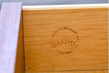 デンマークヴィンテージ　Arne Wahl Iversen(アルネ・ウォール・イヴァーセン)　ローズウッド材　遊び心あるデザインのプランターチェスト　(R-087033)