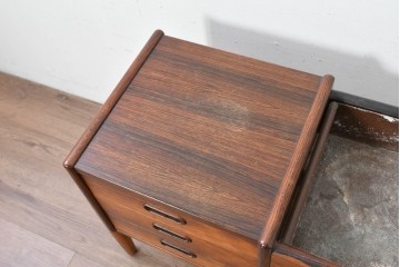 デンマークヴィンテージ　Arne Wahl Iversen(アルネ・ウォール・イヴァーセン)　ローズウッド材　遊び心あるデザインのプランターチェスト　(R-087033)