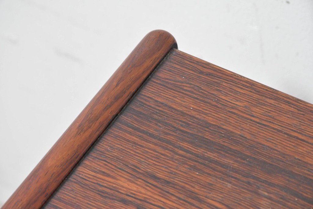 デンマークヴィンテージ　Arne Wahl Iversen(アルネ・ウォール・イヴァーセン)　ローズウッド材　遊び心あるデザインのプランターチェスト　(R-087033)