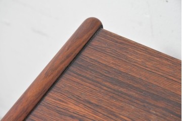 デンマークヴィンテージ　Arne Wahl Iversen(アルネ・ウォール・イヴァーセン)　ローズウッド材　遊び心あるデザインのプランターチェスト　(R-087033)