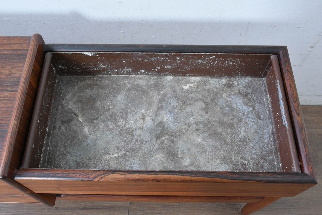 デンマークヴィンテージ　Arne Wahl Iversen(アルネ・ウォール・イヴァーセン)　ローズウッド材　遊び心あるデザインのプランターチェスト　(R-087033)