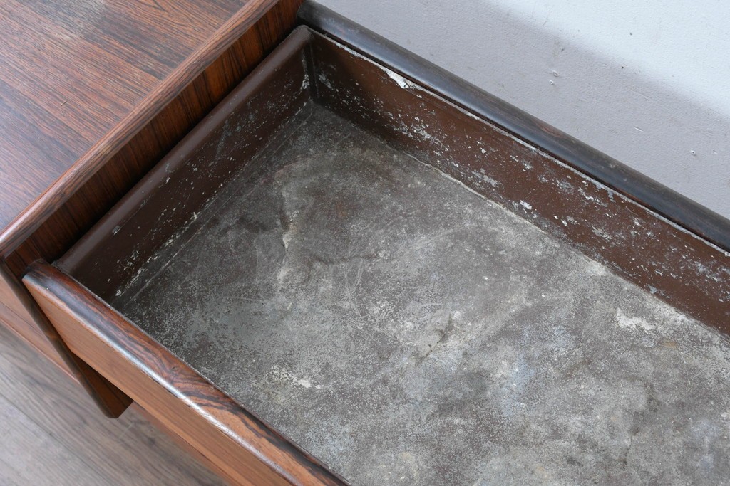 デンマークヴィンテージ　Arne Wahl Iversen(アルネ・ウォール・イヴァーセン)　ローズウッド材　遊び心あるデザインのプランターチェスト　(R-087033)