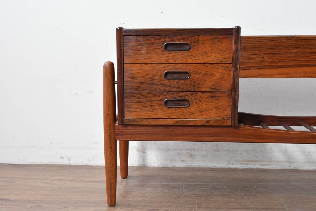 デンマークヴィンテージ　Arne Wahl Iversen(アルネ・ウォール・イヴァーセン)　ローズウッド材　遊び心あるデザインのプランターチェスト　(R-087033)