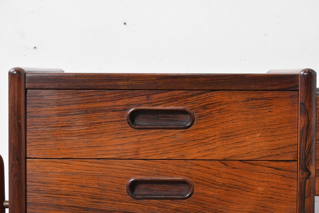 デンマークヴィンテージ　Arne Wahl Iversen(アルネ・ウォール・イヴァーセン)　ローズウッド材　遊び心あるデザインのプランターチェスト　(R-087033)