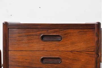 デンマークヴィンテージ　Arne Wahl Iversen(アルネ・ウォール・イヴァーセン)　ローズウッド材　遊び心あるデザインのプランターチェスト　(R-087033)