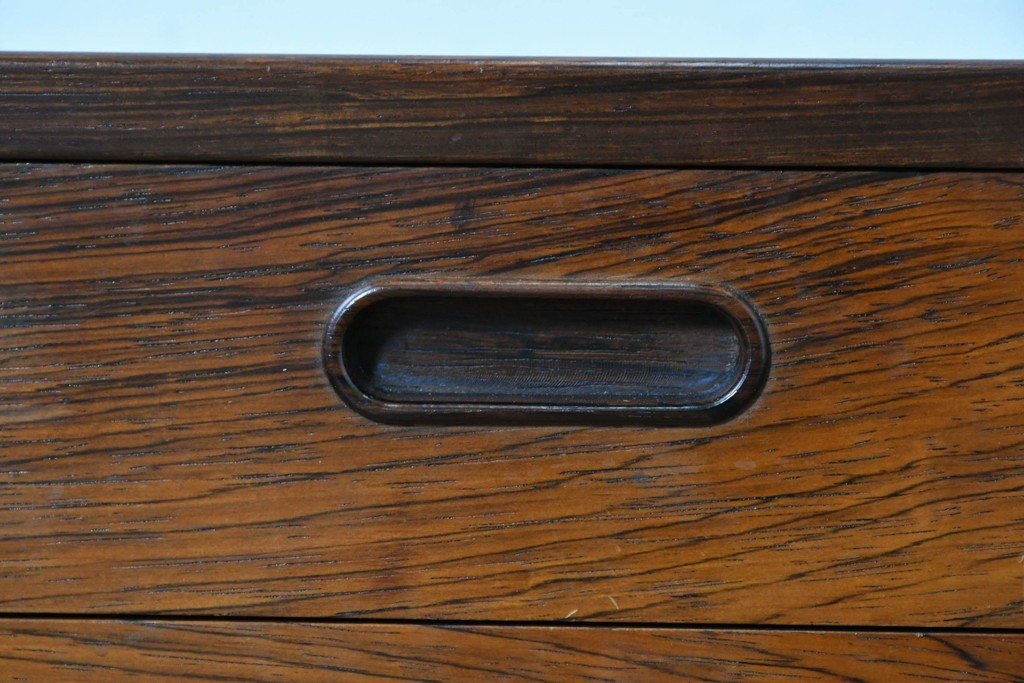 デンマークヴィンテージ　Arne Wahl Iversen(アルネ・ウォール・イヴァーセン)　ローズウッド材　遊び心あるデザインのプランターチェスト　(R-087033)