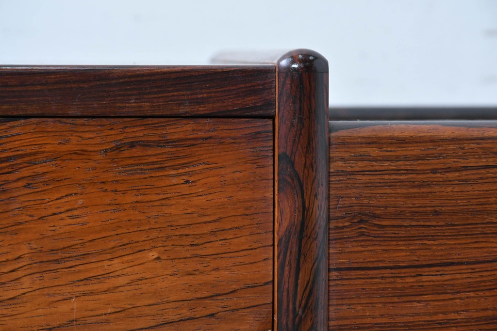 デンマークヴィンテージ　Arne Wahl Iversen(アルネ・ウォール・イヴァーセン)　ローズウッド材　遊び心あるデザインのプランターチェスト　(R-087033)