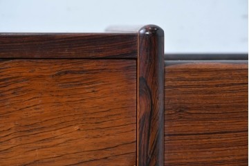 デンマークヴィンテージ　Arne Wahl Iversen(アルネ・ウォール・イヴァーセン)　ローズウッド材　遊び心あるデザインのプランターチェスト　(R-087033)