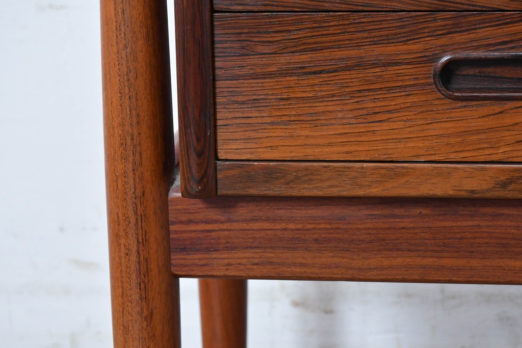 デンマークヴィンテージ　Arne Wahl Iversen(アルネ・ウォール・イヴァーセン)　ローズウッド材　遊び心あるデザインのプランターチェスト　(R-087033)