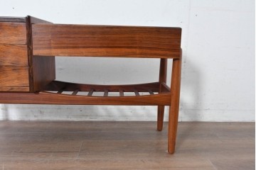 デンマークヴィンテージ　Arne Wahl Iversen(アルネ・ウォール・イヴァーセン)　ローズウッド材　遊び心あるデザインのプランターチェスト　(R-087033)