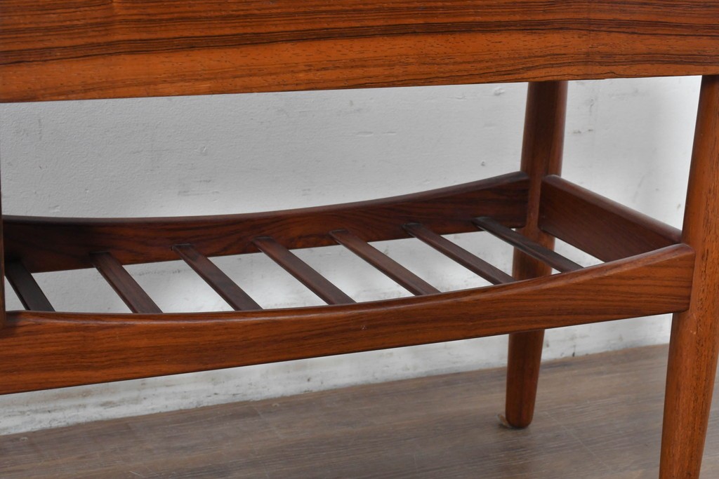 デンマークヴィンテージ　Arne Wahl Iversen(アルネ・ウォール・イヴァーセン)　ローズウッド材　遊び心あるデザインのプランターチェスト　(R-087033)