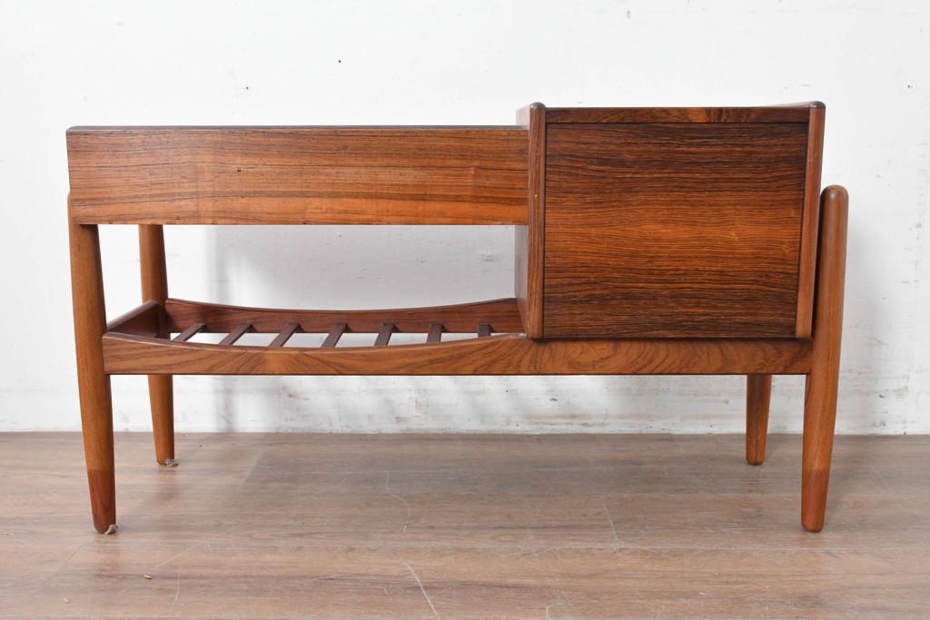 デンマークヴィンテージ　Arne Wahl Iversen(アルネ・ウォール・イヴァーセン)　ローズウッド材　遊び心あるデザインのプランターチェスト　(R-087033)