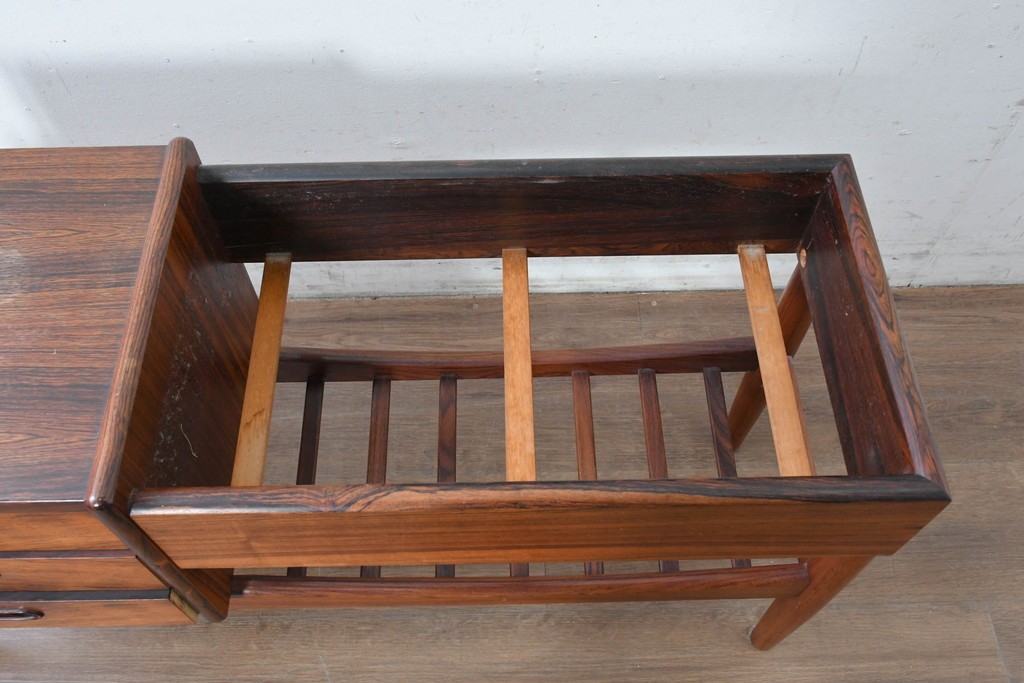 デンマークヴィンテージ　Arne Wahl Iversen(アルネ・ウォール・イヴァーセン)　ローズウッド材　遊び心あるデザインのプランターチェスト　(R-087033)