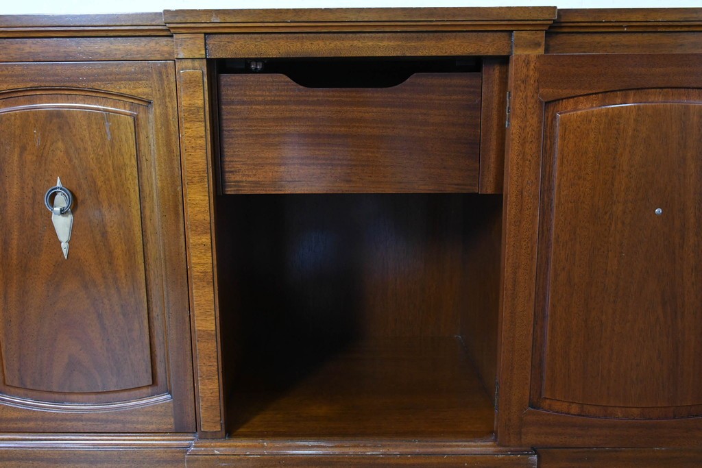 中古　DREXEL HERITAGE JAPAN(ドレクセルヘリテイジジャパン)　Triune(トライユン)　マホガニー材　クラシカルなサイドボード　(R-087038)