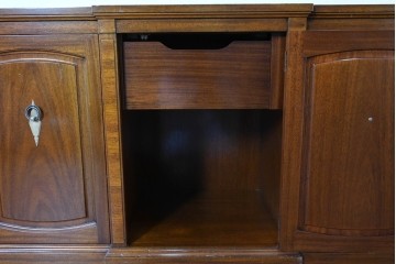 中古　DREXEL HERITAGE JAPAN(ドレクセルヘリテイジジャパン)　Triune(トライユン)　マホガニー材　クラシカルなサイドボード　(R-087038)