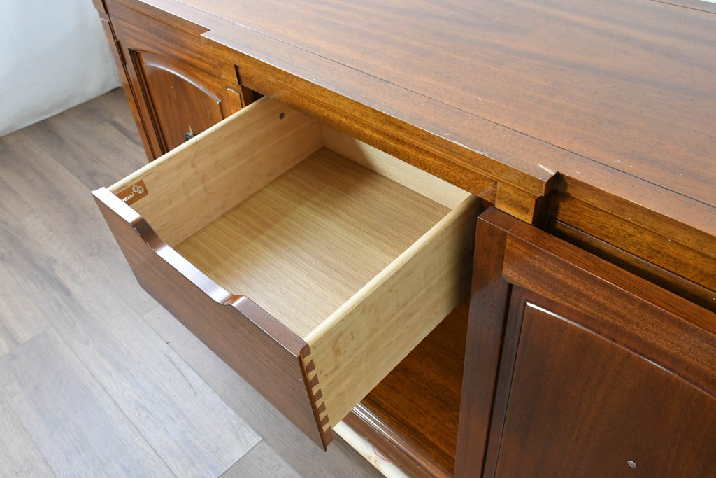 中古　DREXEL HERITAGE JAPAN(ドレクセルヘリテイジジャパン)　Triune(トライユン)　マホガニー材　クラシカルなサイドボード　(R-087038)